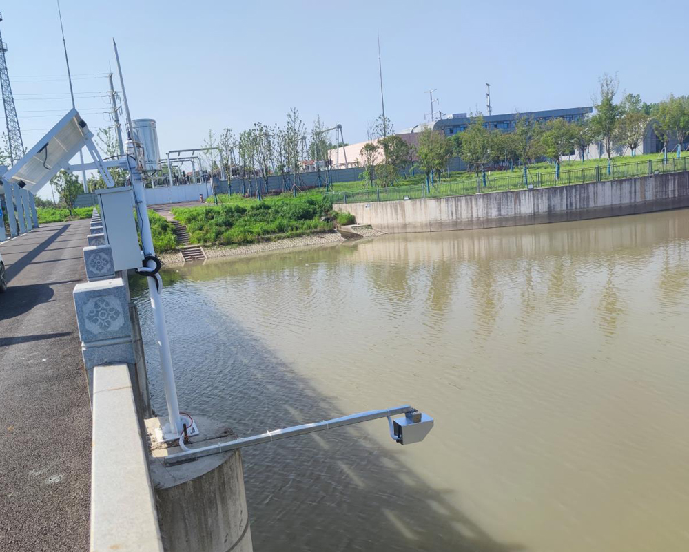 Proyecto de monitorización del entorno acuático con sensores hidrológicos y de calidad del agua.