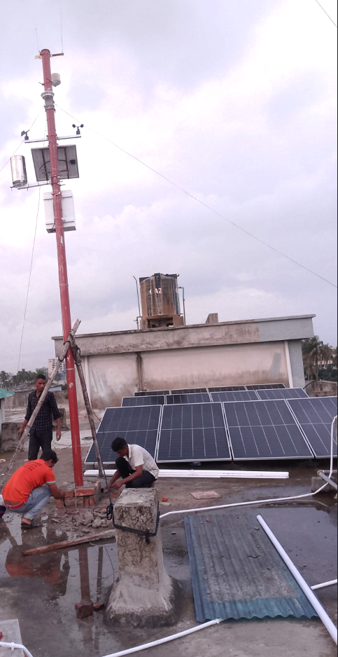 Estación meteorológica fotovoltaica NiuBoL instalada junto a paneles solares en tejados en Bangladesh