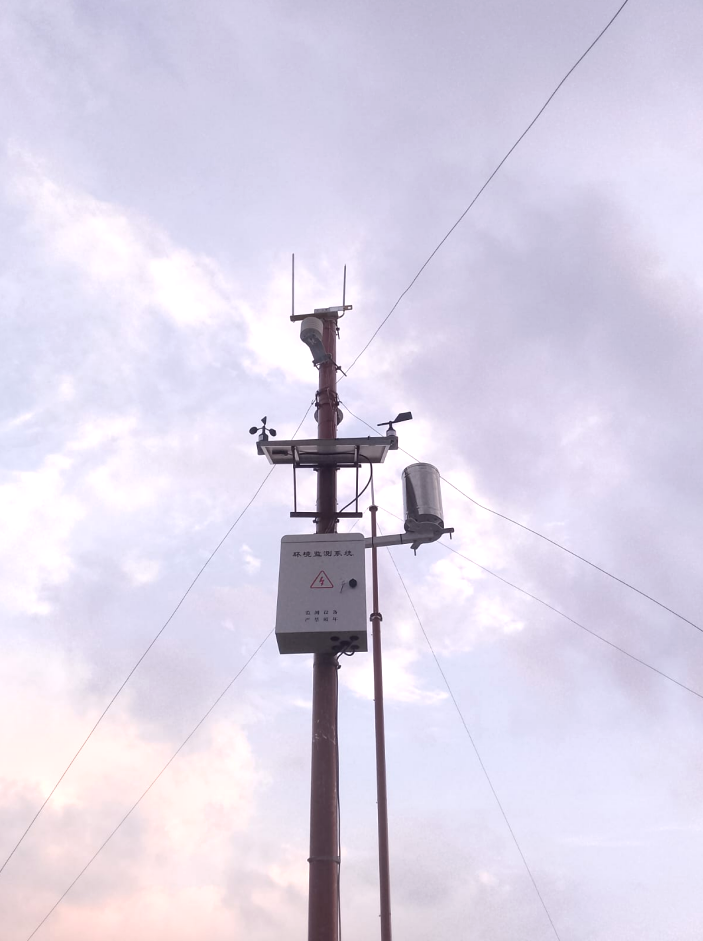 Sensores de viento, radiación y lluvia montados en una estación meteorológica fotovoltaica NiuBoL en Bangladesh