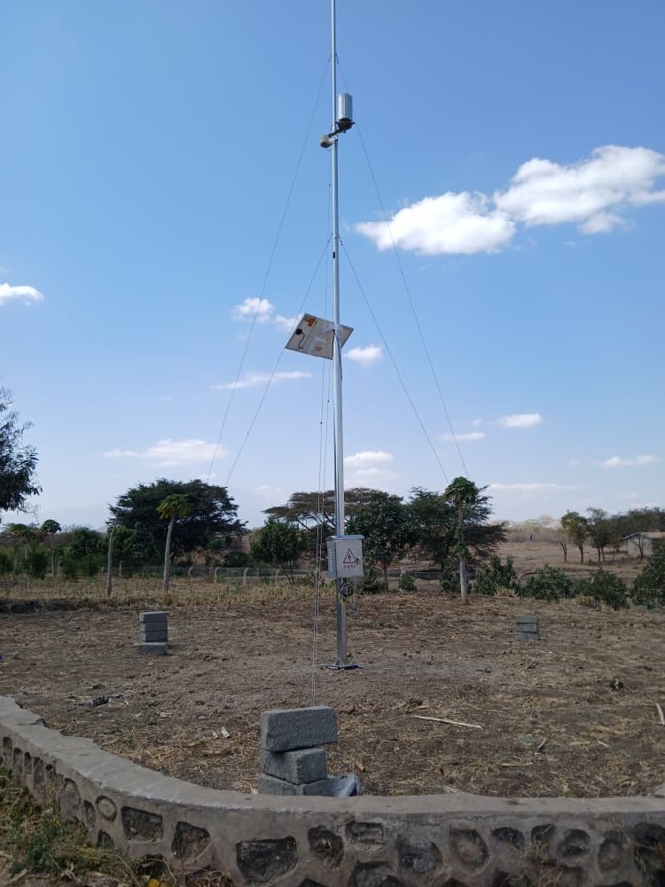 Estación meteorológica de investigación NiuBoL de 10 metros instalada en un sitio al aire libre en Tanzania