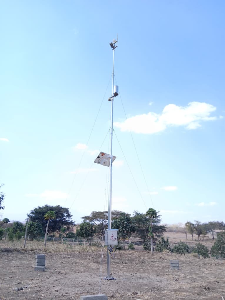 Mástil de 10 metros con sensores meteorológicos NiuBoL y equipos de energía solar en Tanzania